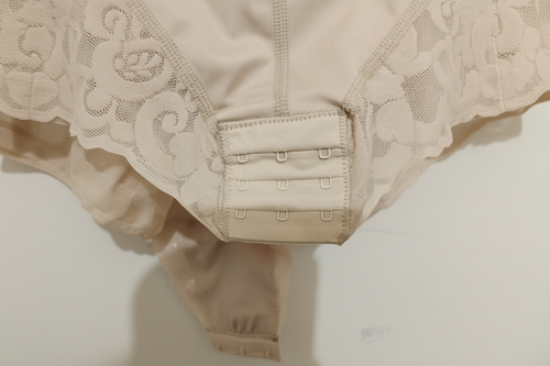 Gros plan ouverture crochets beige