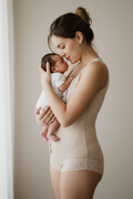 Maman bébé gaine post-partum